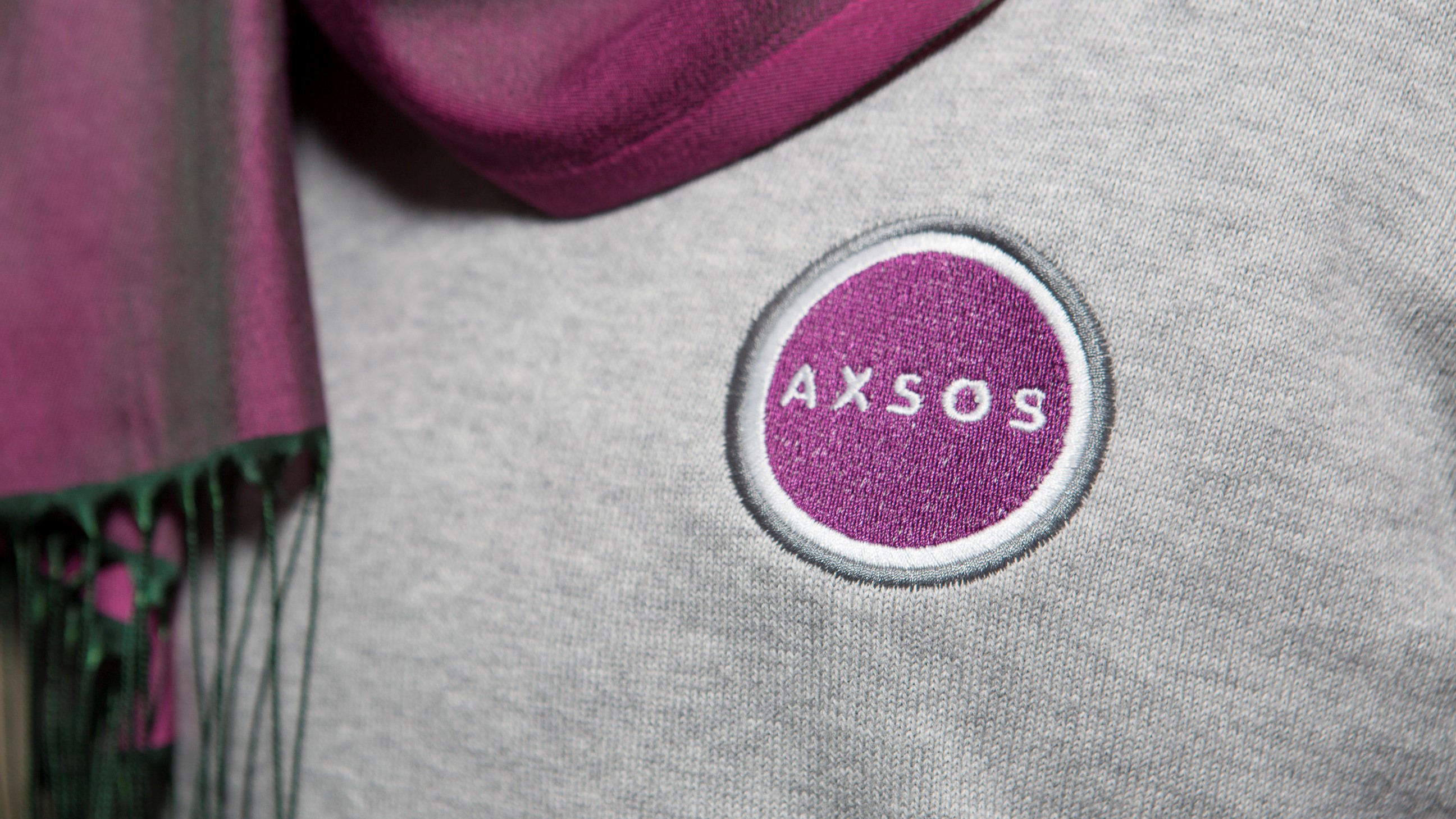 AXSOS Logo auf Hemd