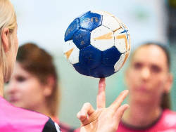 Handball auf einem Finger balanziert